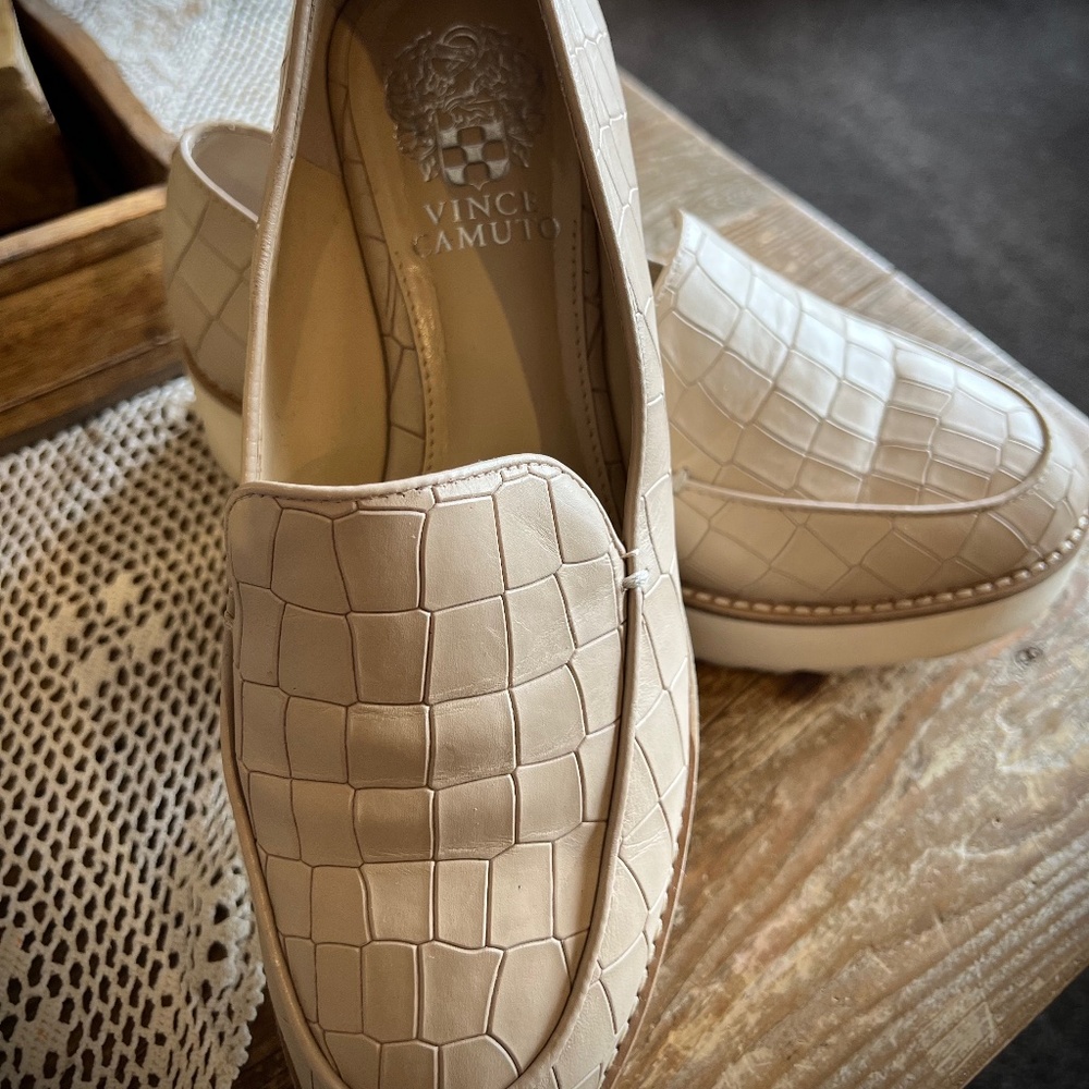 VINCE CAMUTO leather slip on’s